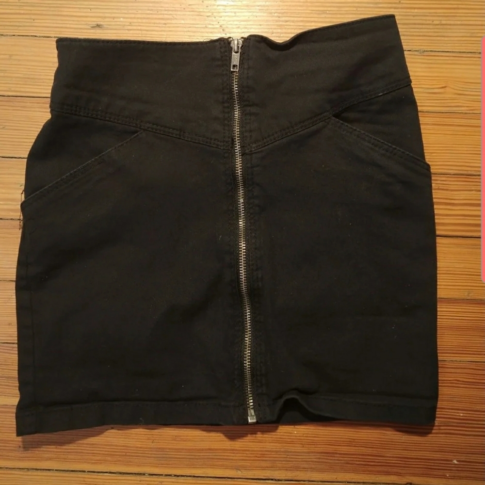 Cute black mini skirt